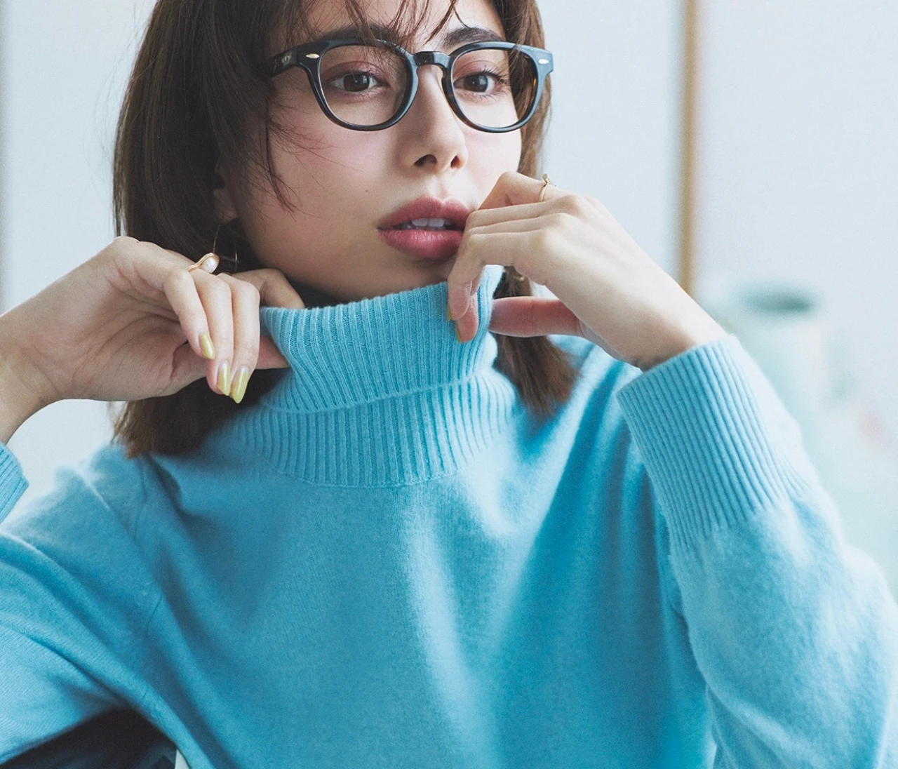 【ブルーニットコーデ】着るだけで気分が上がるきれい色をデイリーに【BAILA今日のコーデ】