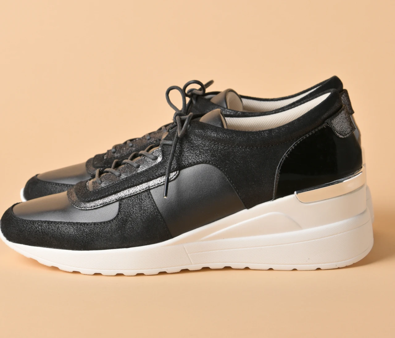 雨の日もOK。上品さを備えた「銀座かねまつ」のウェッジスニーカー【きれいめ服に似合う黒スニーカー】