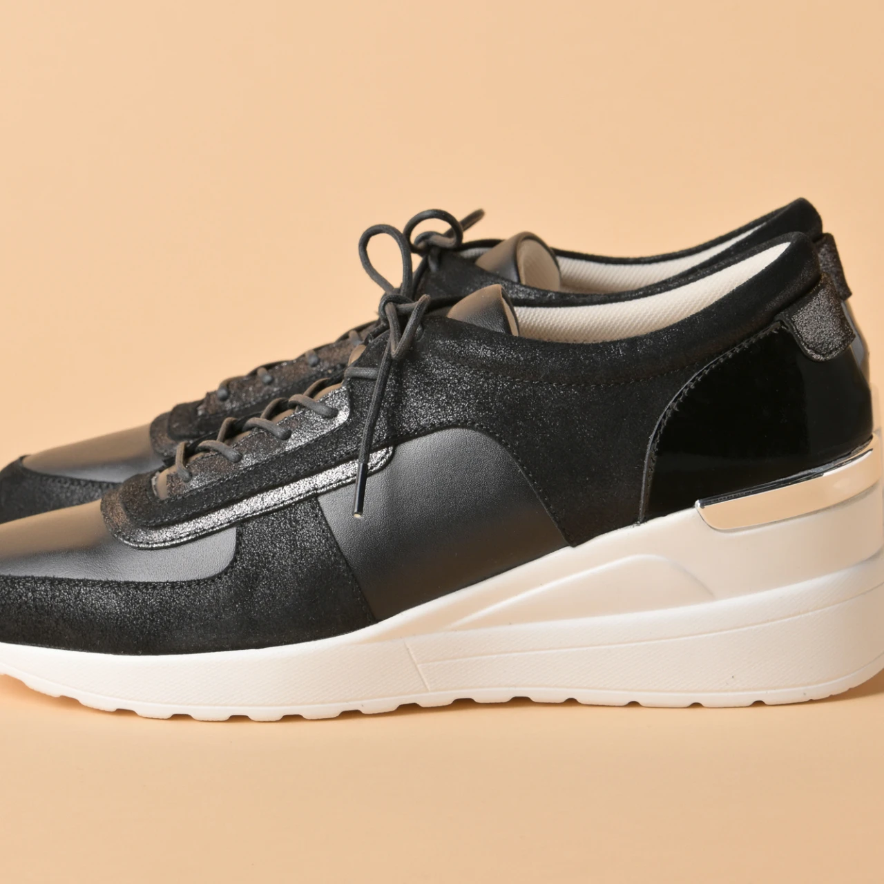 雨の日もOK。上品さを備えた「銀座かねまつ」のウェッジスニーカー【きれいめ服に似合う黒スニーカー】