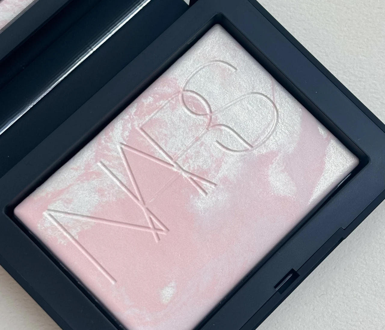 【NARS（ナーズ）】数量限定！マーブルピンクの“リフ粉”は争奪戦になりそう【エディターズピック】