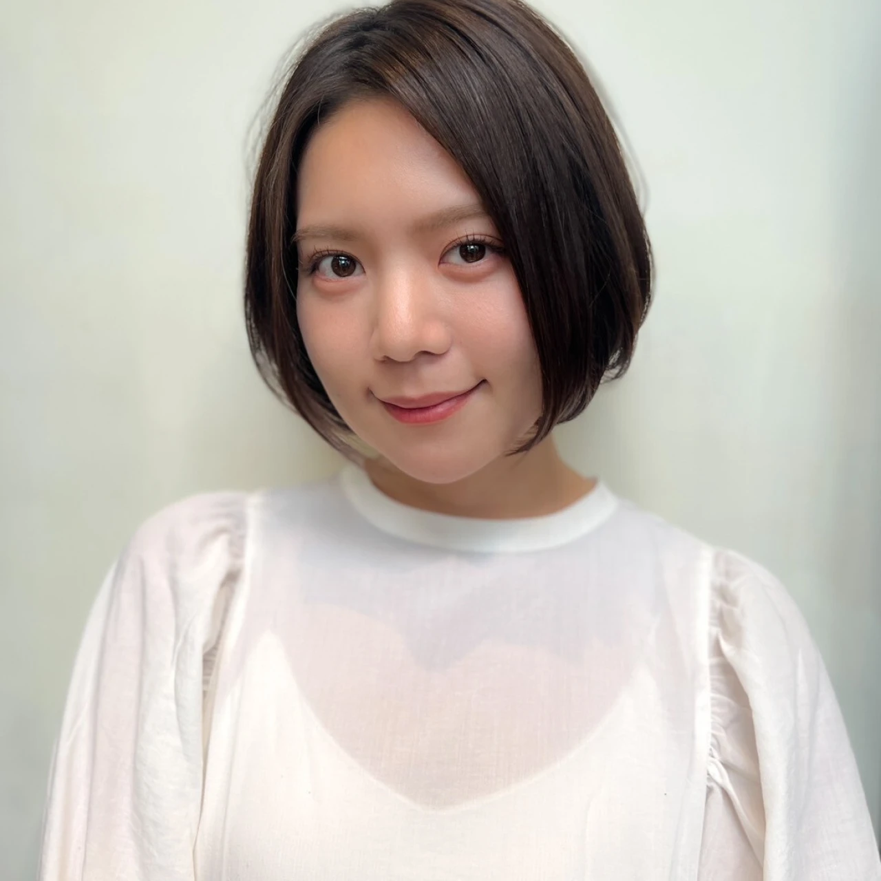 【ショートボブ・30代～40代大人の髪型】初夏の軽やか好感度へア①ひし形レイヤーショートボブ