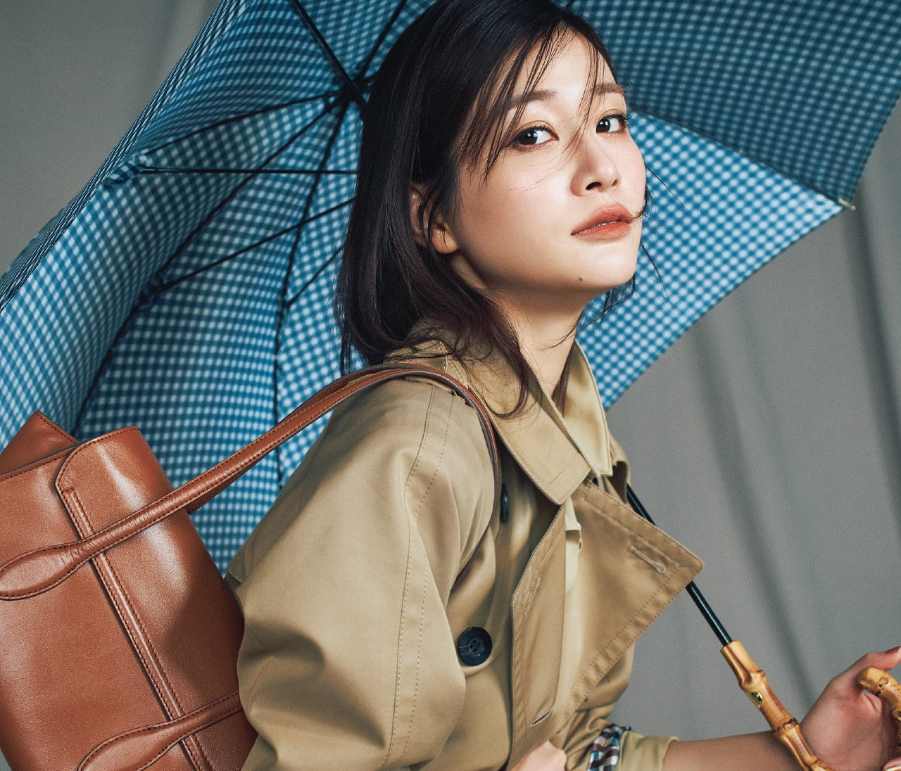 【生見愛瑠さんが着こなすチェック柄】コンサバに甘さをひとさじ♡ 柄小物の取り入れ方