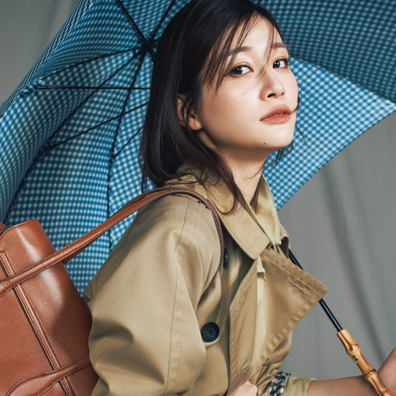 【生見愛瑠さんが着こなすチェック柄】コンサバに甘さをひとさじ♡ 柄小物の取り入れ方