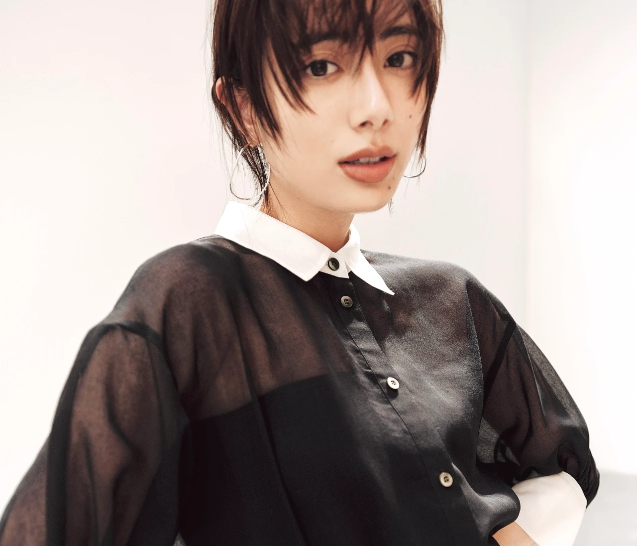 【透けトップスコーデ】オーガンジーの美フォルムをベーシックカラーで品よく満喫【BAILA今日のコーデ】