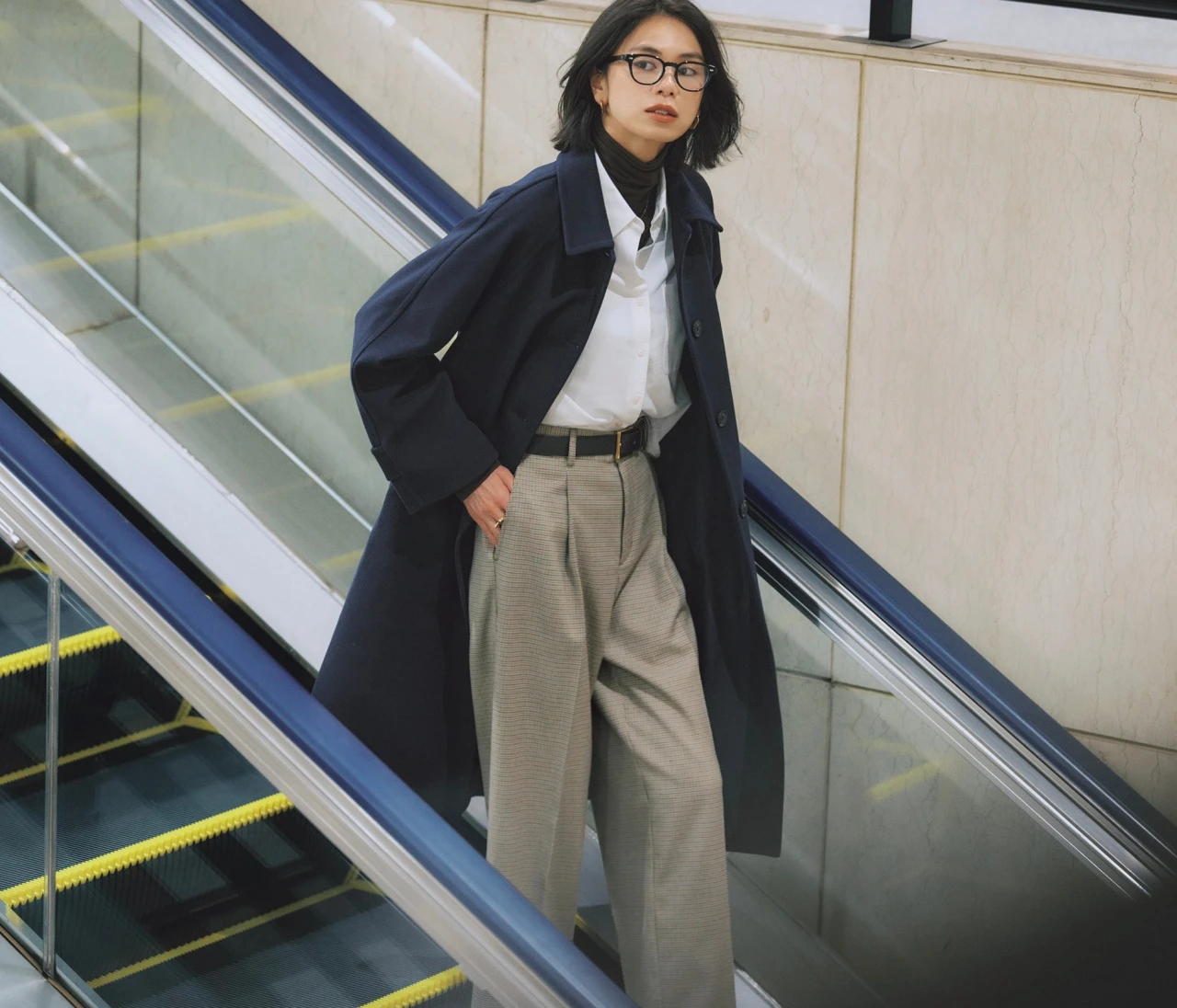 【高コスパコーデ】ハンサムなチェックパンツに白シャツ合わせでキリリと【BAILA今日のコーデ】