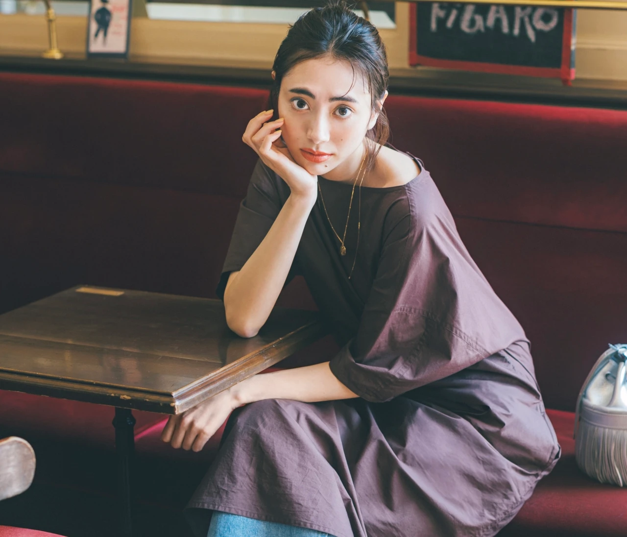 【ワンピースコーデ】デニムをレイヤードし、着こなしに奥行きを【BAILA今日のコーデ】