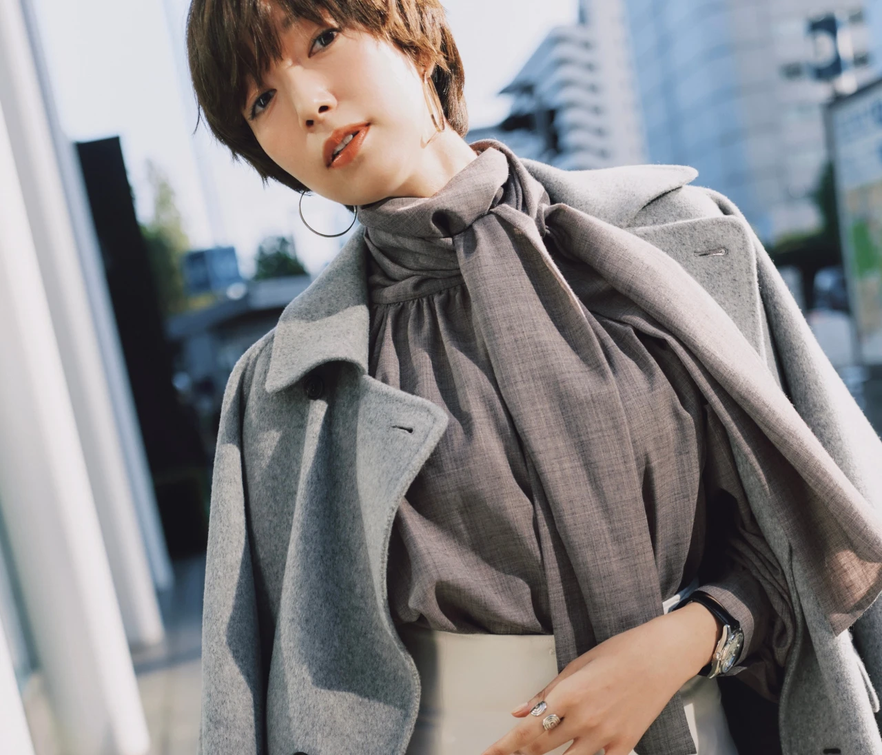 【ボウタイブラウスコーデ】モダンなハイネックデザインを大胆に取り入れて【BAILA今日のコーデ】