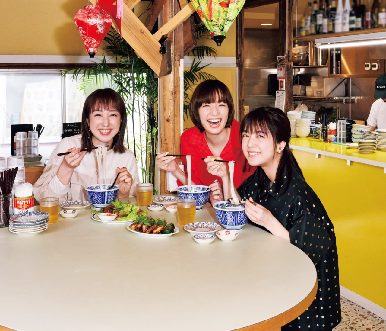 川田裕美×佐藤栞里×上白石萌音、プライベートでも仲よしの3人が、話題の立ち食いベトナム料理店へ
