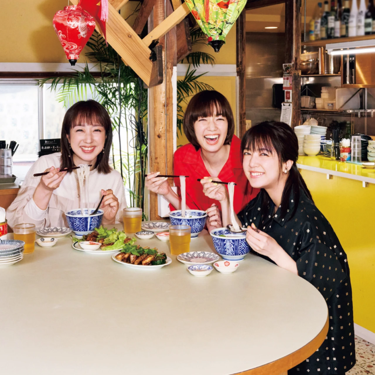 川田裕美×佐藤栞里×上白石萌音、プライベートでも仲よしの3人が、話題の立ち食いベトナム料理店へ