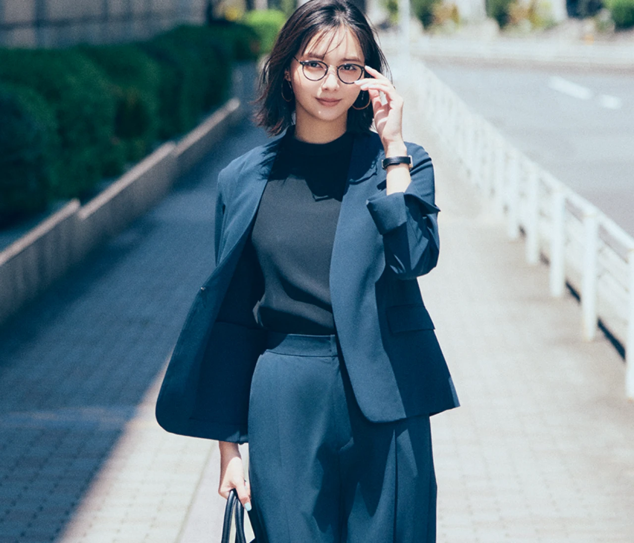 予想最高気温36℃/涼しげネイビージャケットと黒ブラウスで凜とした表情に【BAILA今日のコーデ】