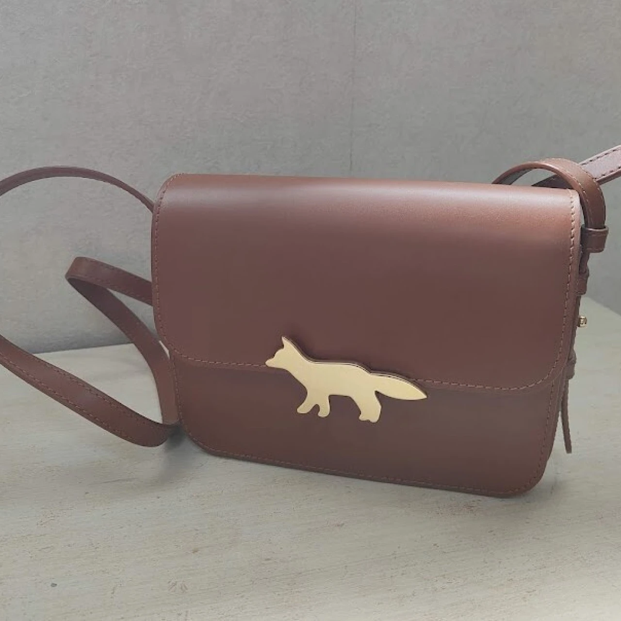 【徹底レビュー】メゾンキツネ EDIEバッグ｜サイズ感・収納力・おすすめコーデ