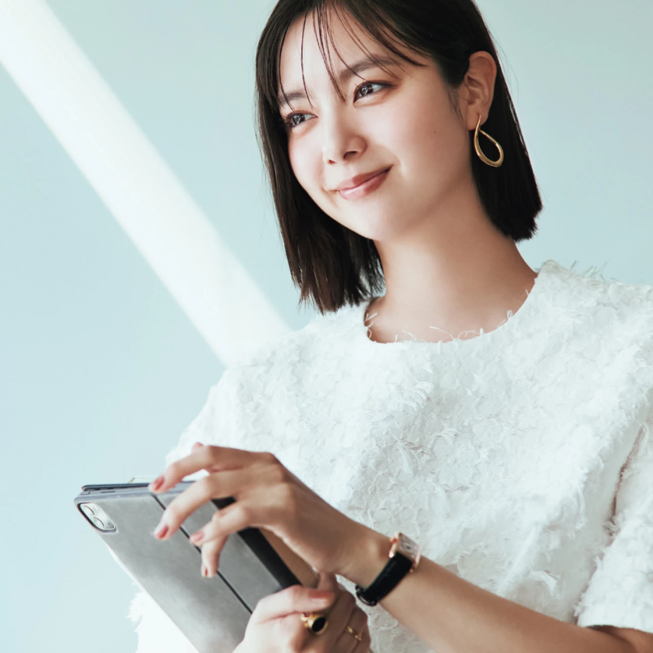 【真夏の通勤&登壇服 正解は顔映え白トップス】自信を持って人前に立てる!最強の“レフ板トップス”3条件とは?