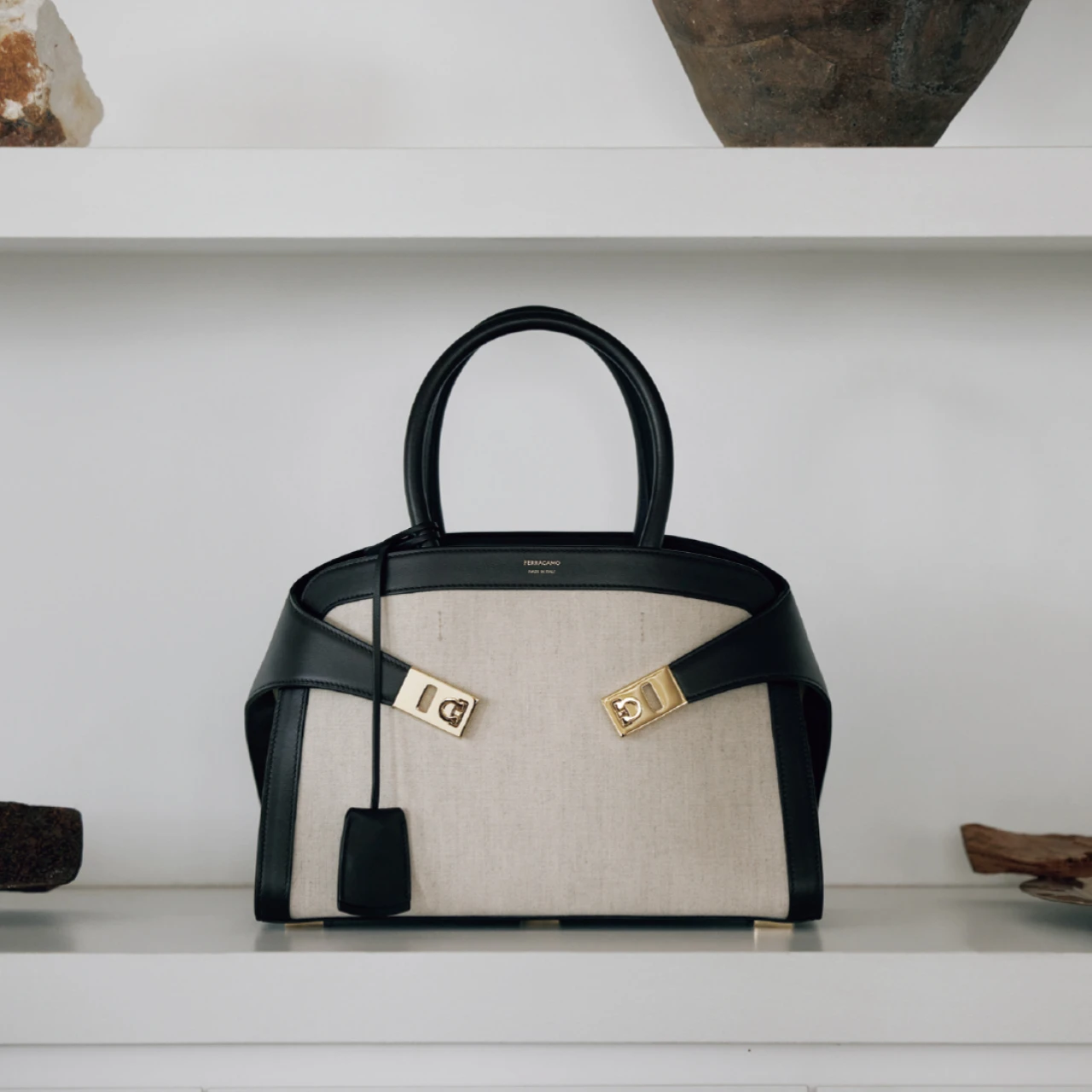 【フェラガモ】優美なフォルムの大容量バッグ【ハイブランドの夏バッグ】