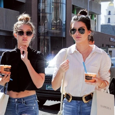 【日めくりセレブ】ジジ&ケンダル♥仲良しCDをパパラッチ!