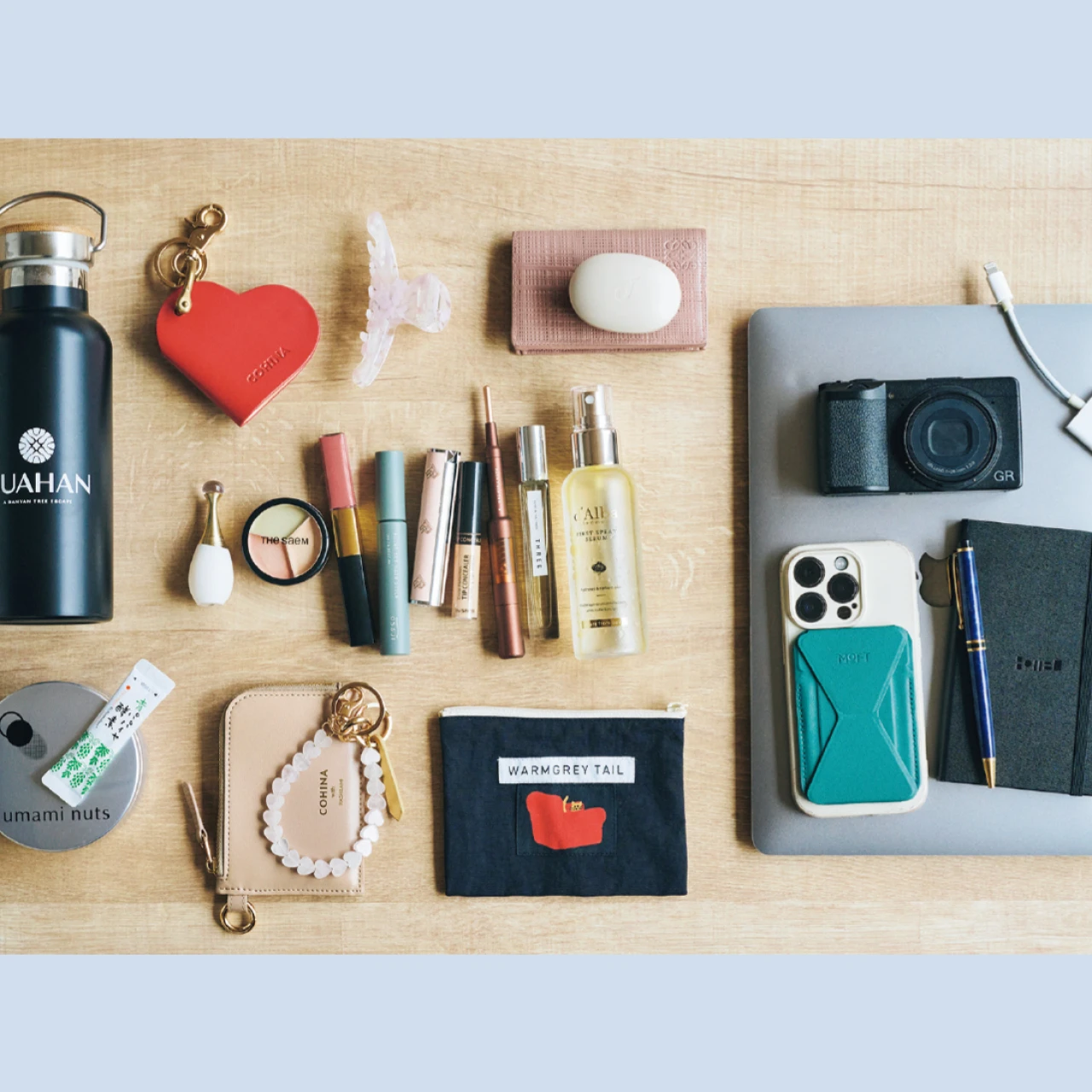 【COHINA 田中絢子さんのバッグの中身】イベントで登壇する日は“戦う私”を支えるガジェット&美容ケアをIN!