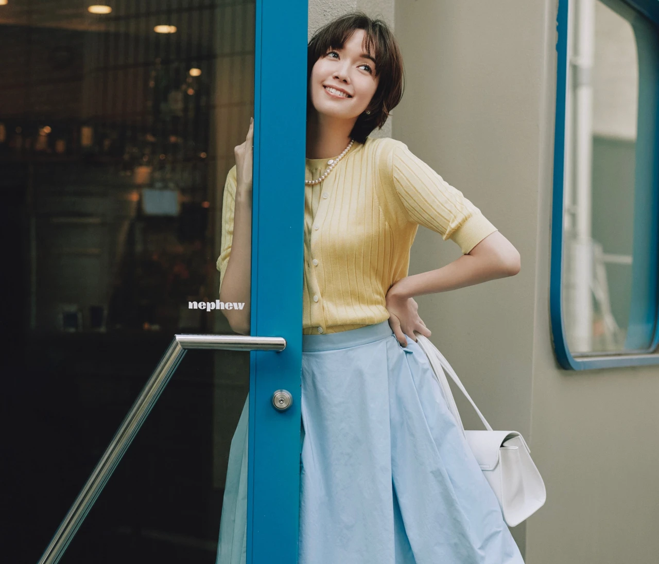 【ブルースカートコーデ】ノーブルさを頼りにフレアスカートで冒険【BAILA今日のコーデ】