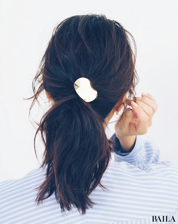 【ヘア小物アレンジ】飾りゴムでひとつ結びをエフォートレスに見せるコツ<動画あり>_11