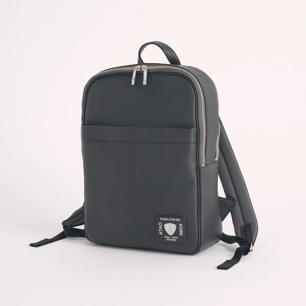 「アタオ」の防水ビジネスリュックはすっきりとした見た目ながら収納力抜群の機能派だった!【優秀通勤リュック】