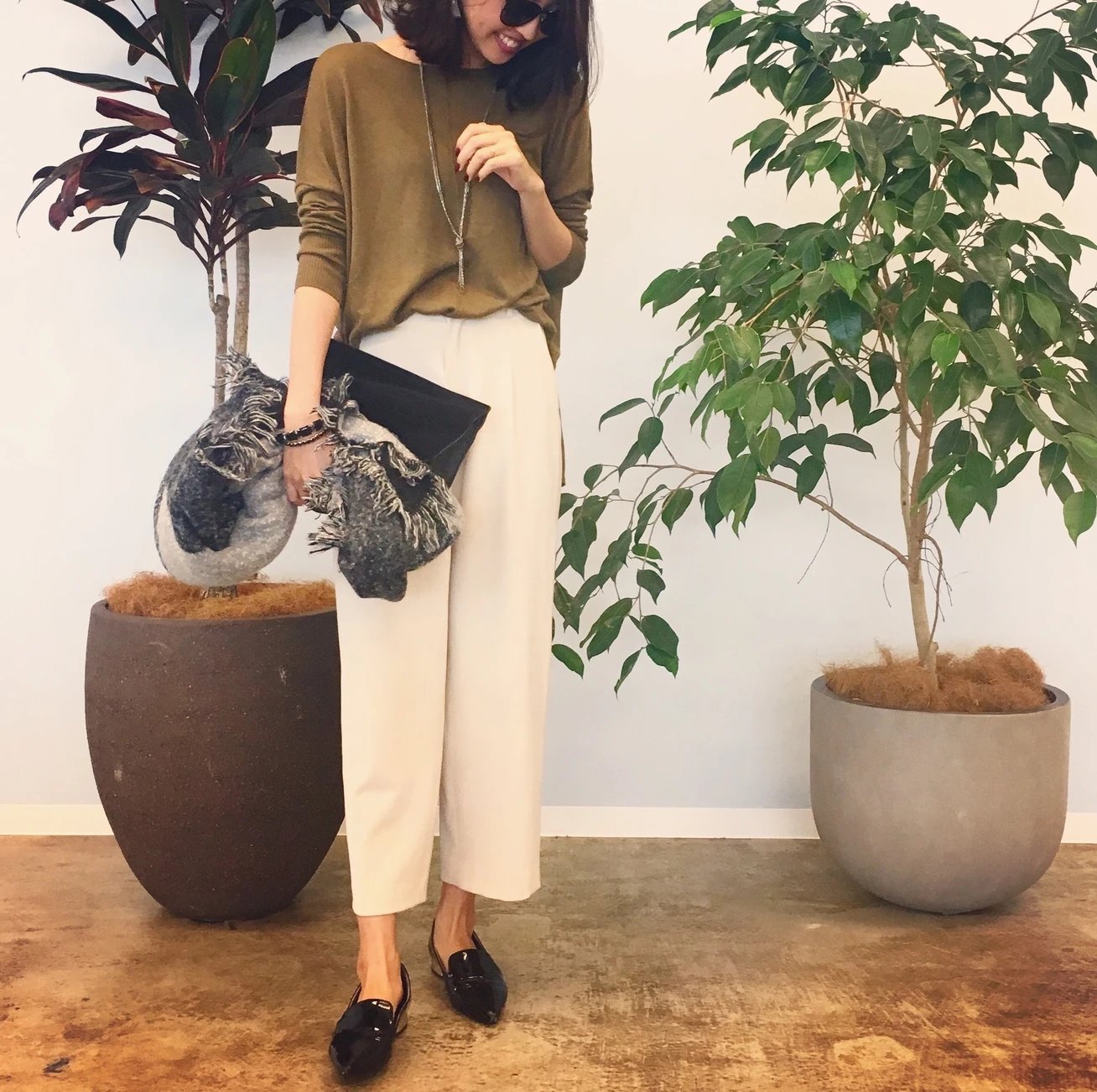 カーキにハマる。ニットもネイルもシャドウもカーキ。