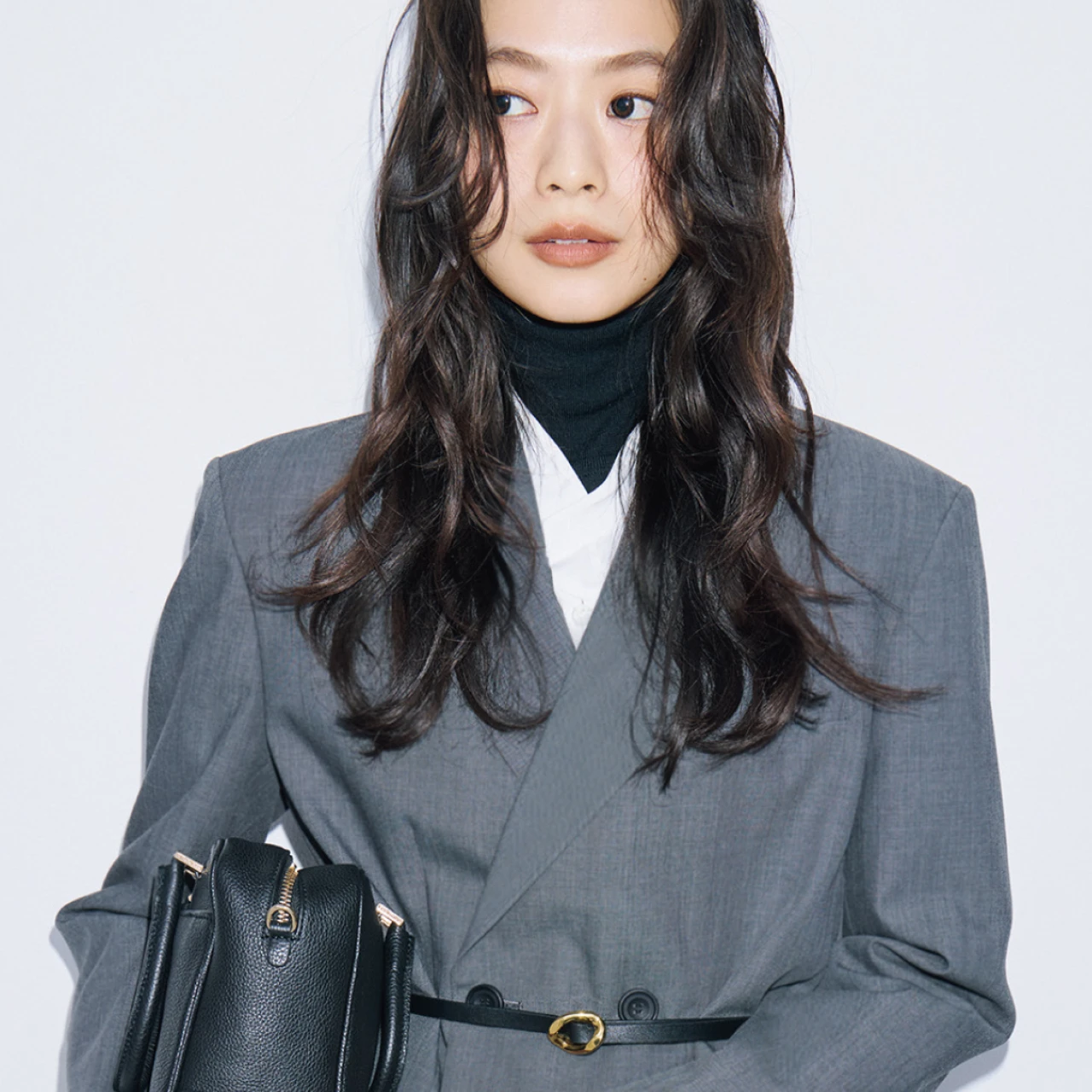 【ベルトのあか抜けテク】垂らして「抜け感アップ」、巻いて「女っぽく」！コーデを格上げするベルト使いを伝授