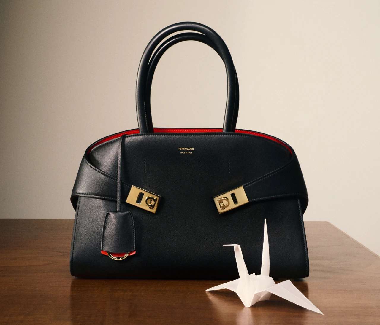 【FERRAGAMO（フェラガモ）】バレンタインデーを祝福するキャンペーン「Hug Me Close – 想いをそっと抱きしめて」で素敵なギフトを見つけて♡