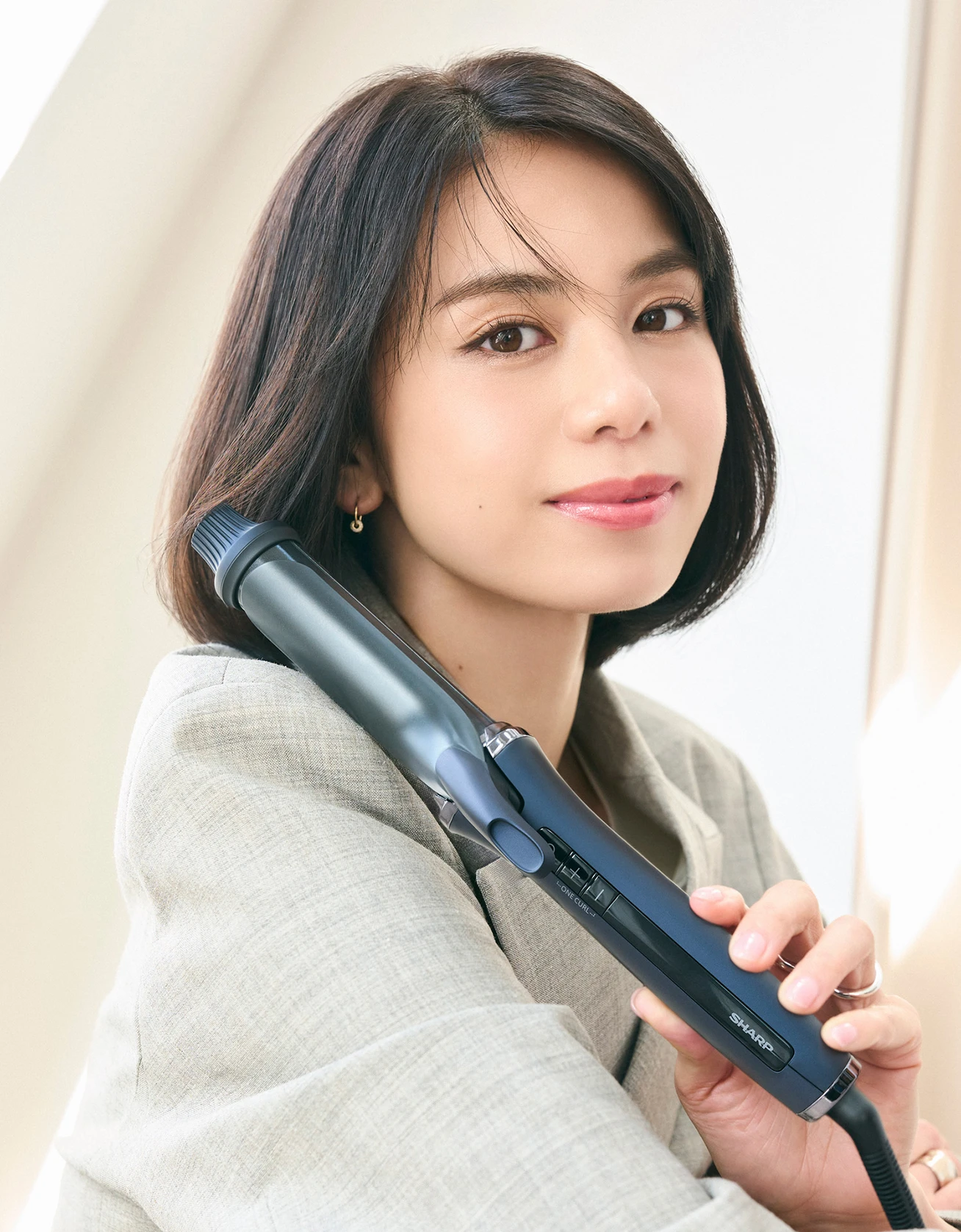 佐藤晴美　シャープ　ヘアアイロン