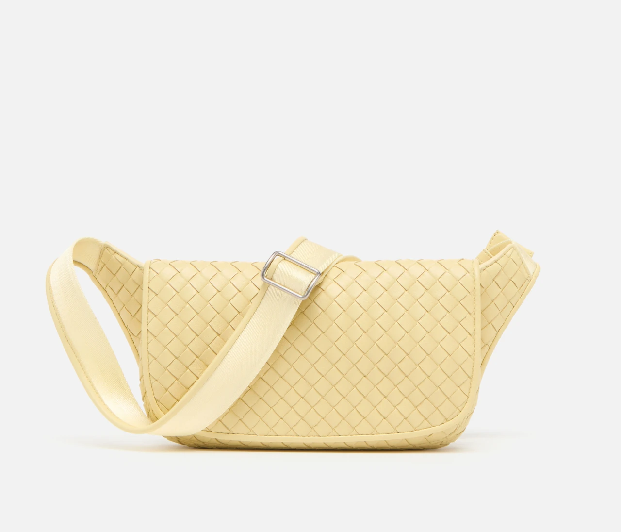 自分らしい「持ち方」でコーデを格上げ。【BOTTEGA VENETA（ボッテガ・ヴェネタ）】のバムバッグ（ベルトバッグ）に注目を。