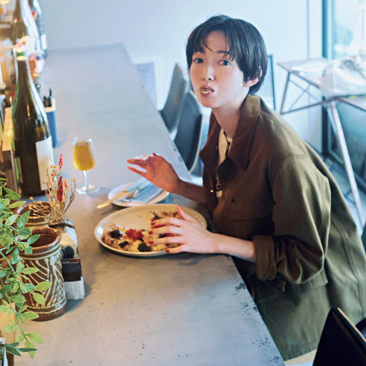 佐藤栞里、新宿の人気店「SAM wood fired」で“飲めるピザ”を堪能【もぐもぐしーさんぽ】