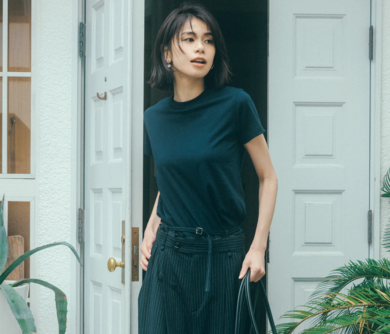 予想最高気温35℃/大人のTシャツの正解は知的なネイビー【BAILA今日のコーデ】