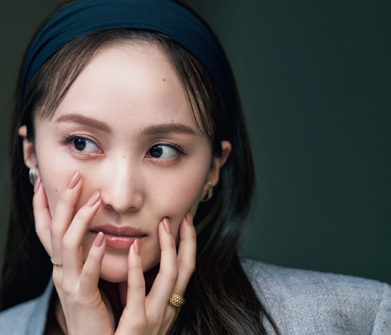 【百田夏菜子さん×ヘアアレンジ】取れかけ風巻き髪ベースでアップデートする、トレンド「ヘアバンド」アレンジ