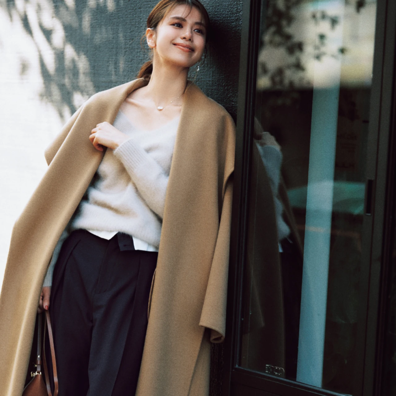 【会社帰りデートの主役は「可愛げのある黒」】ハンサムな黒スラックスはデート服のバランサー