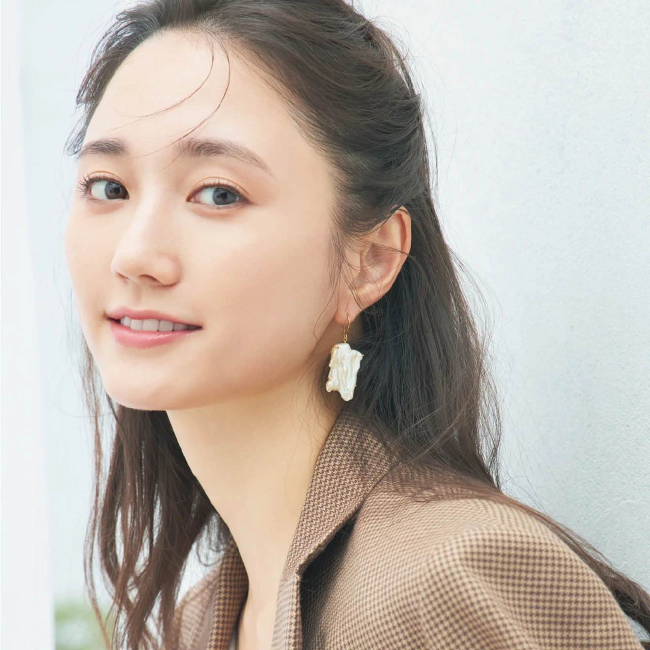 【2分でサマになる、ミニマルベースメイク】残暑で限界な“ファンデキャンセル”界隈に朗報！