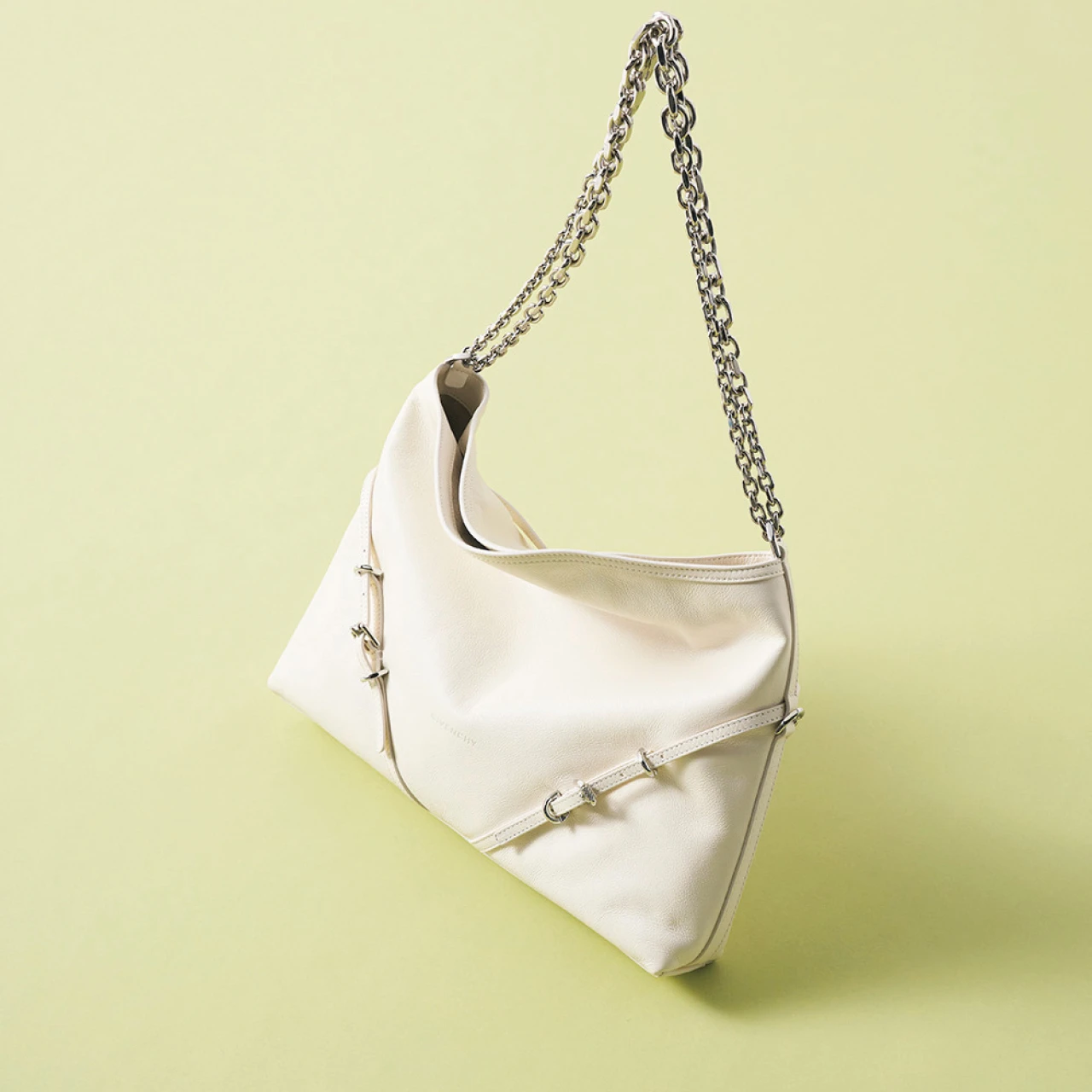 【ジバンシィ】シグネチャーバッグ「ヴォワイユー」の最新スタイルに注目!