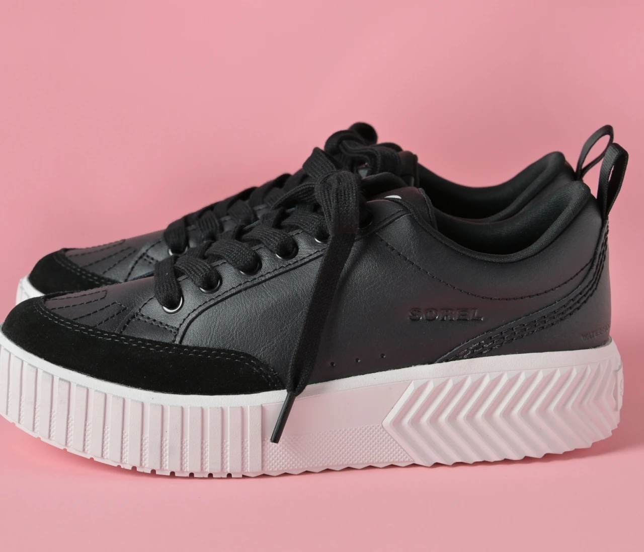 雨の日もOK！ 軽やかで快適な履き心地をかなえる「SOREL（ソレル）」の厚底スニーカー【きれいめ服に似合う黒スニーカー】