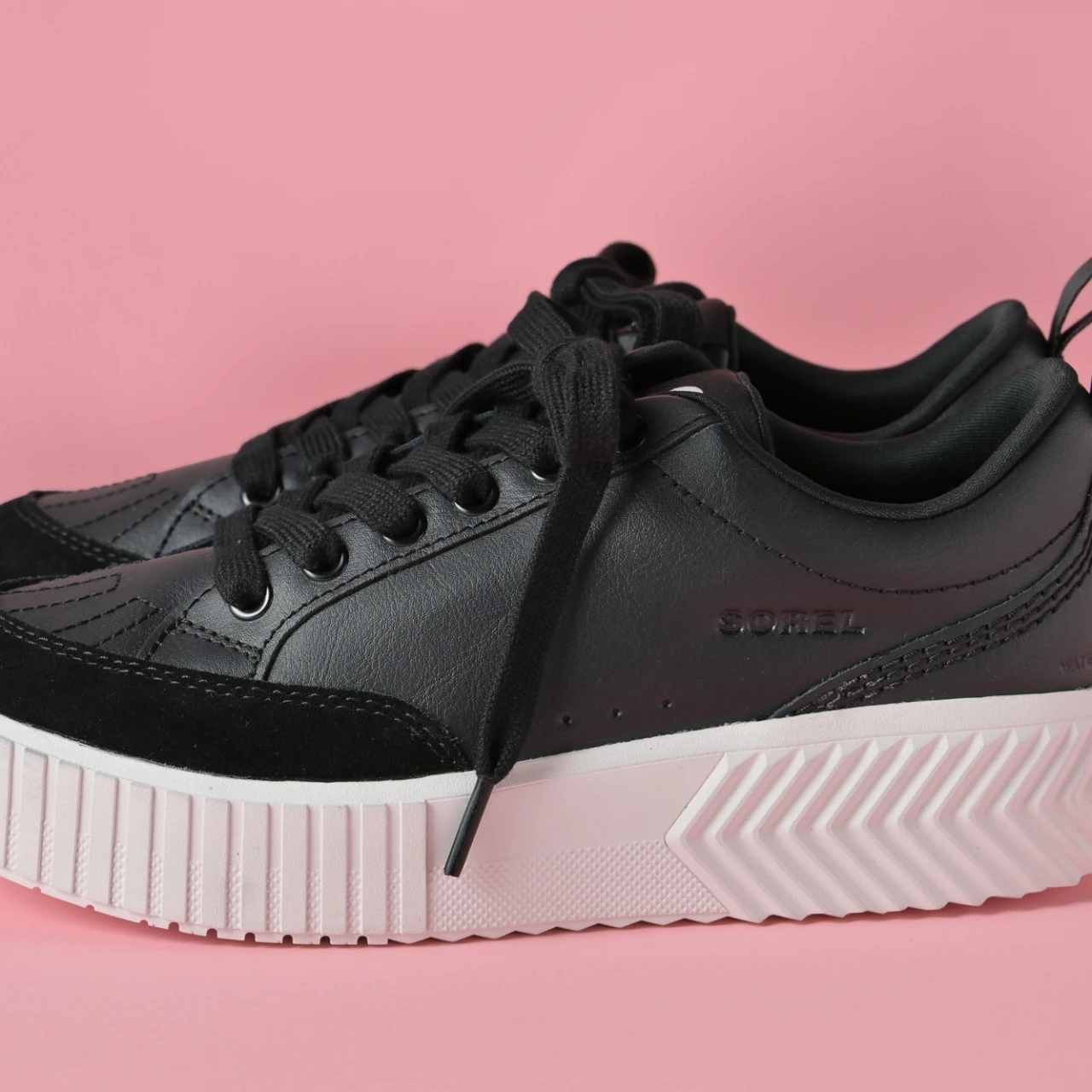 雨の日もOK！ 軽やかで快適な履き心地をかなえる「SOREL（ソレル）」の厚底スニーカー【きれいめ服に似合う黒スニーカー】