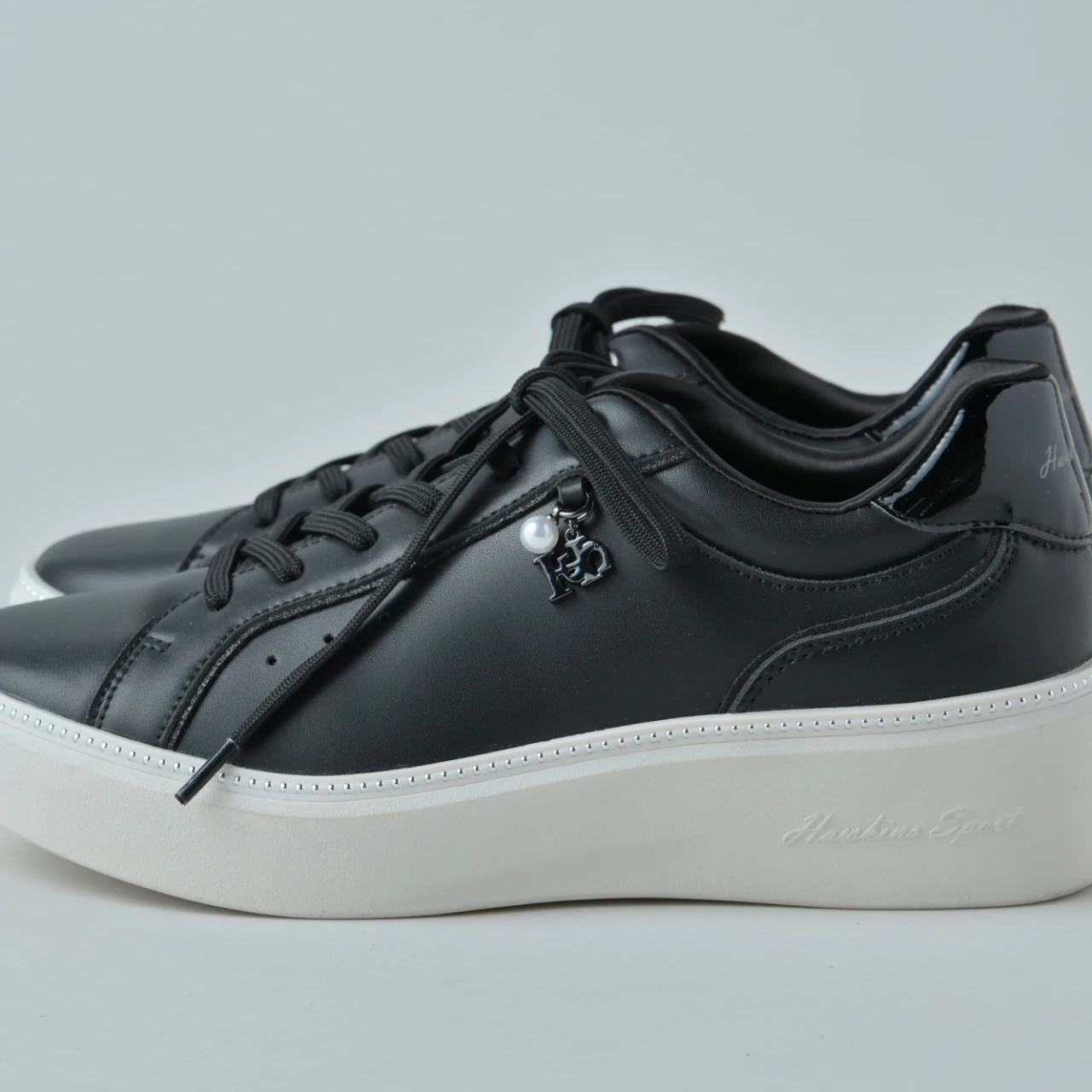 一万円以下！ 上品な可愛げをちりばめた「ホーキンススポーツ」の厚底スニーカー【きれいめ服に似合う黒スニーカー】