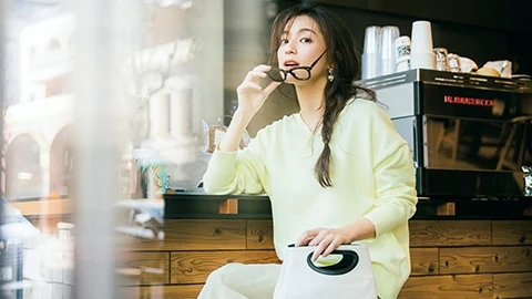 【ミルクティーベージュ×イエロー・オレンジ】の配色でコーデに知的なしゃれ感を