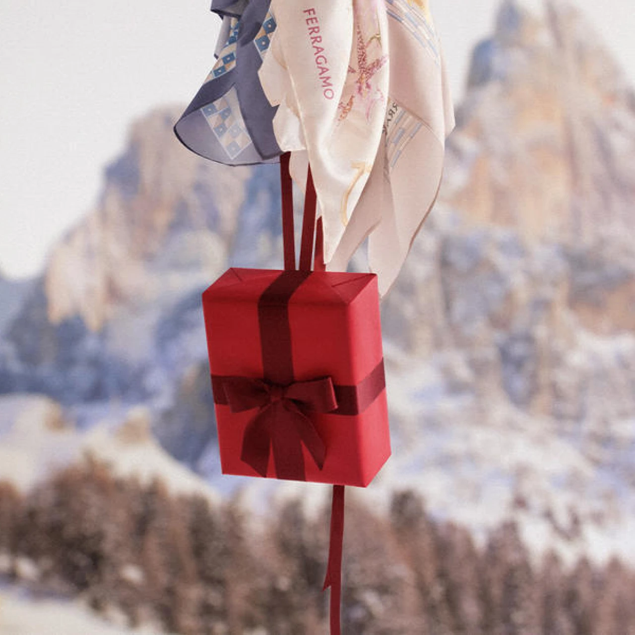 【FERRAGAMO(フェラガモ)】ホリデーを祝し、ポップアップストアを阪急うめだ本店にオープン