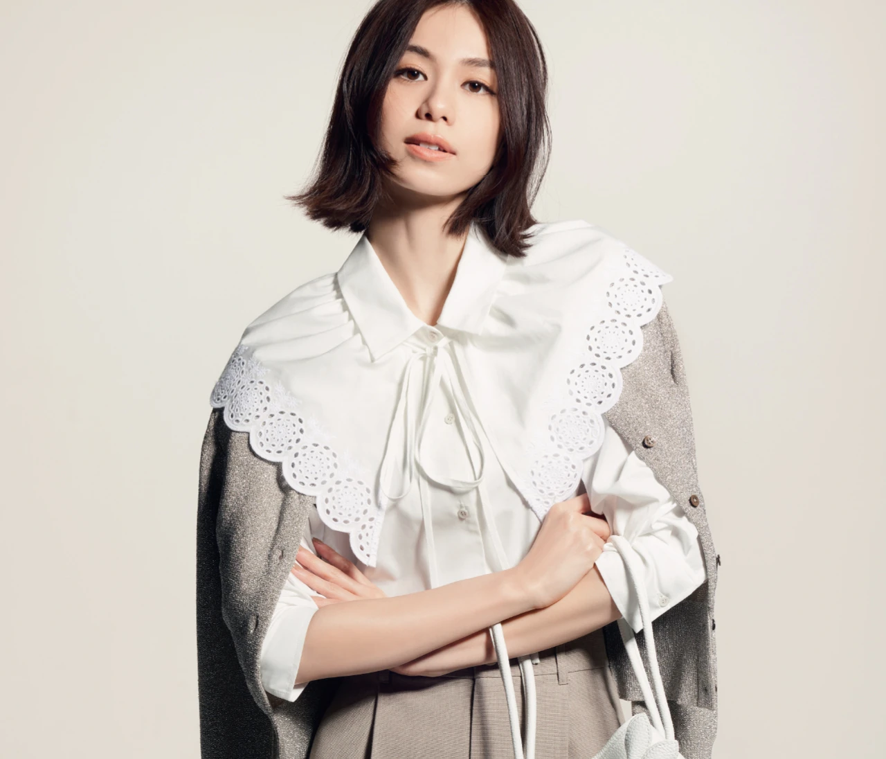 上質なデザインと機能性がそろった「ビアンカ」のマルチウェイブラウス【働く30代の新スタンダード】