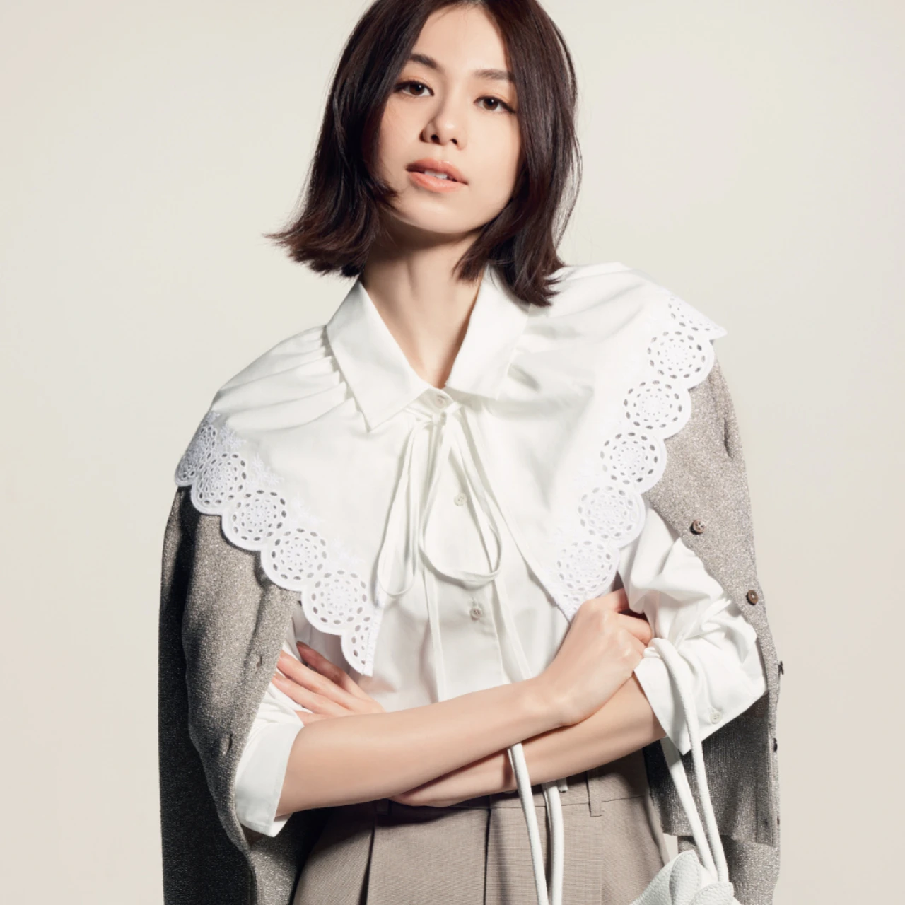 上質なデザインと機能性がそろった「ビアンカ」のマルチウェイブラウス【働く30代の新スタンダード】