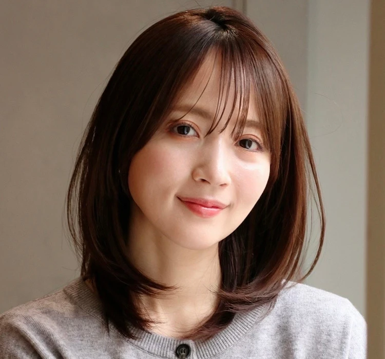 【ミディアム・30代～40代大人の髪型】春の軽やか好感度へア②内巻きレイヤーミディ