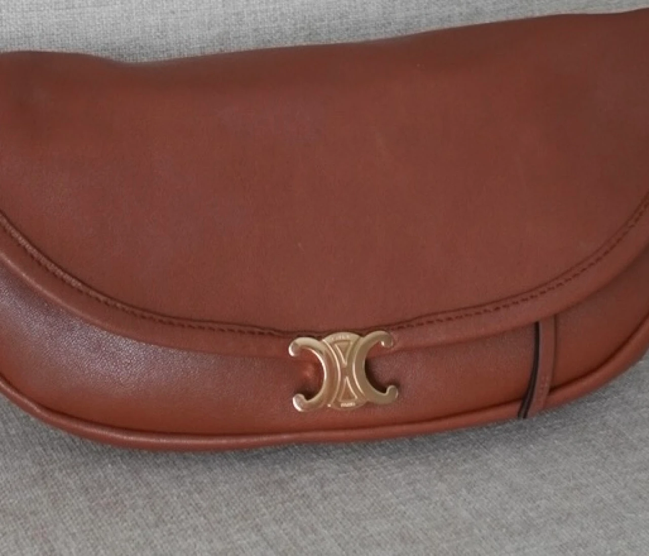 【セリーヌ（CELINE）】人気バッグ「リトル ハーフムーン ソフト トリオンフ」を購入！ こっくりキャメルが秋にぴったり♡【エディターズピック】