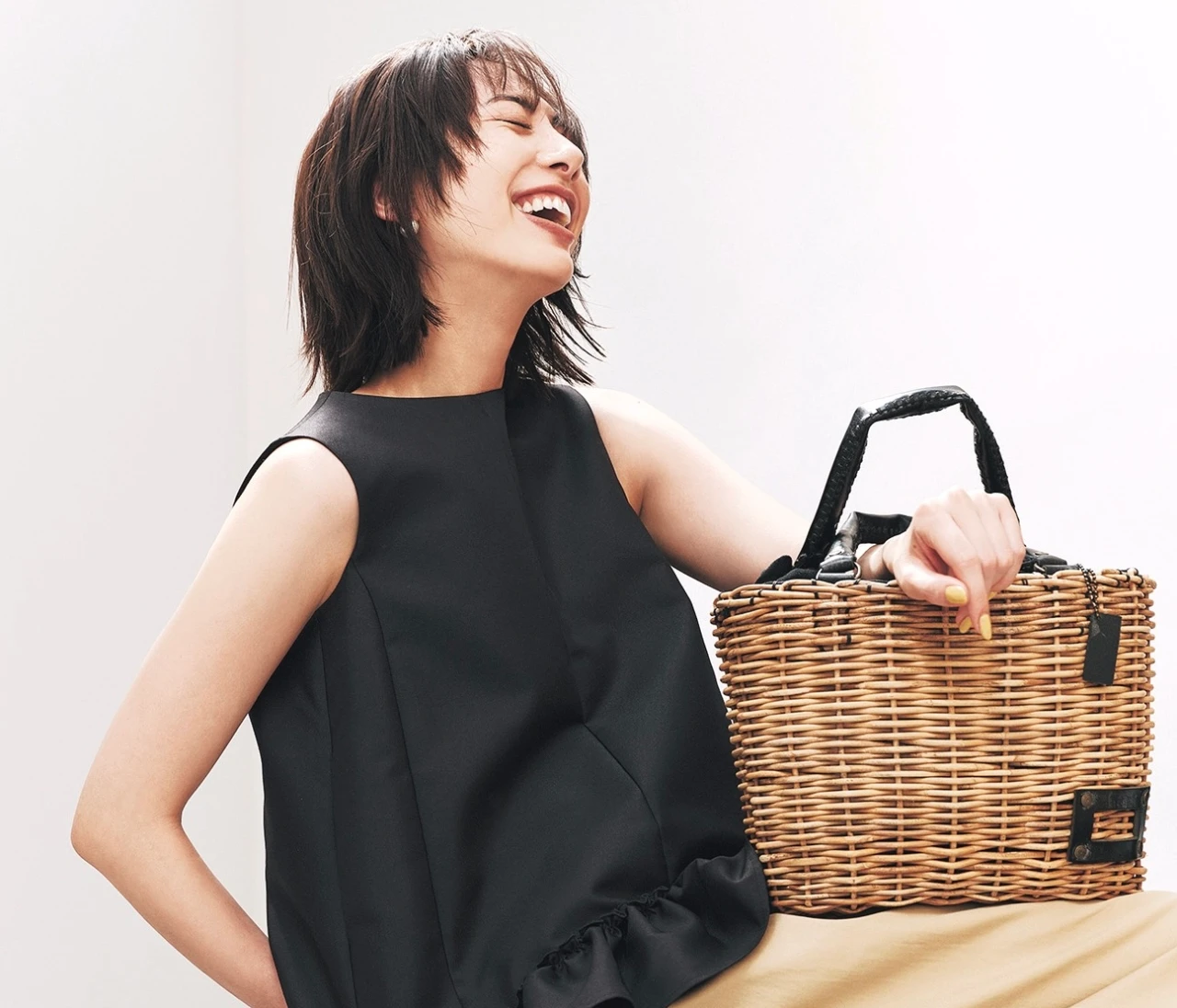 【光沢ブラウスコーデ】大人のデイリードレスアップに甘辛MIXが効果的【BAILA今日のコーデ】
