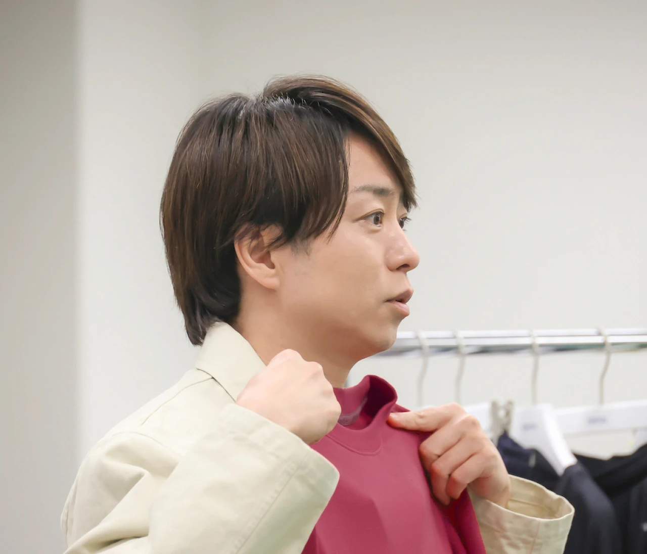 【BAKUNE（バクネ）】櫻井翔さんとのコラボが実現！リラックスタイムにフィットする「特別な赤」を纏うウエアが8月18日予約開始