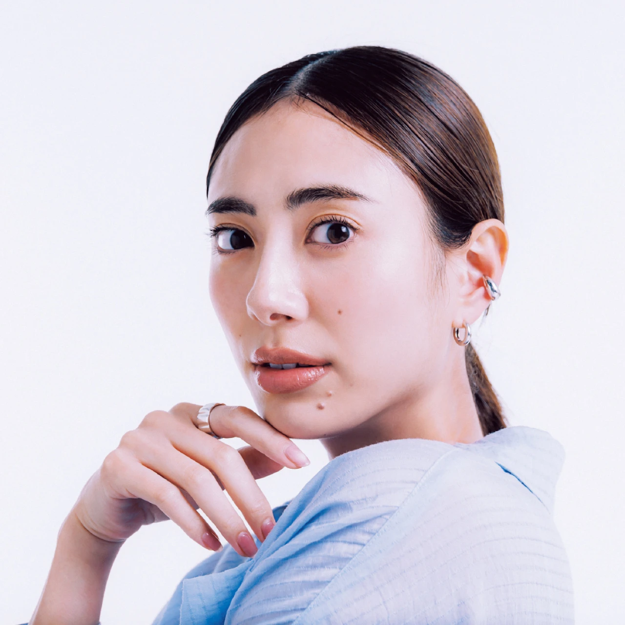 登壇とは？【登壇シーンのおすすめヘア＆メイク】“仕事デキそう”な信頼感をつくるなら眉＆ヘアに手をかけて