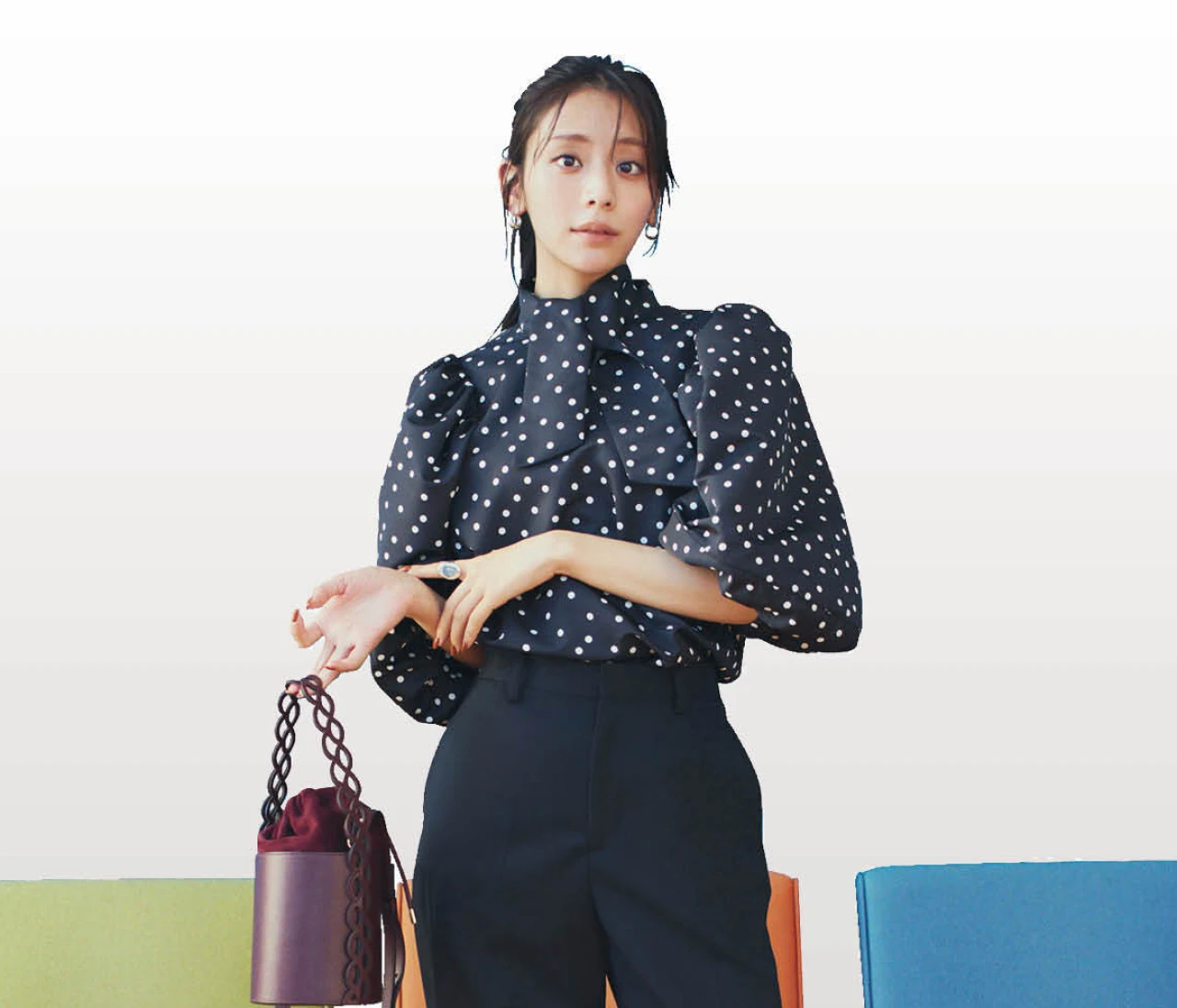 【ブラウス×スラックスコーデ】ギャップのあるワンツーで凜と楽しむレディな黒【BAILA今日のコーデ】