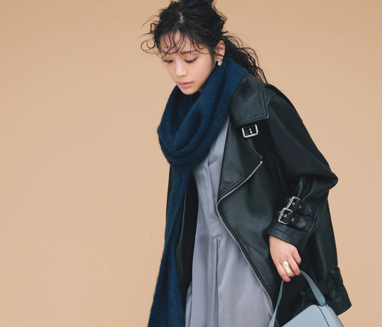 【ショートブーツコーデ】抜け感のある足もとでコーデを引き締めて【BAILA今日のコーデ】