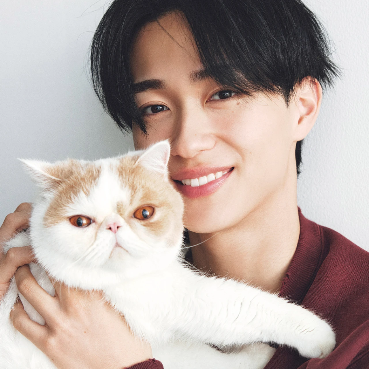 【野村康太に8つの質問】休日の過ごし方、愛猫エピソード、カラダ作り…たっぷり写真で注目俳優の魅力に迫る！