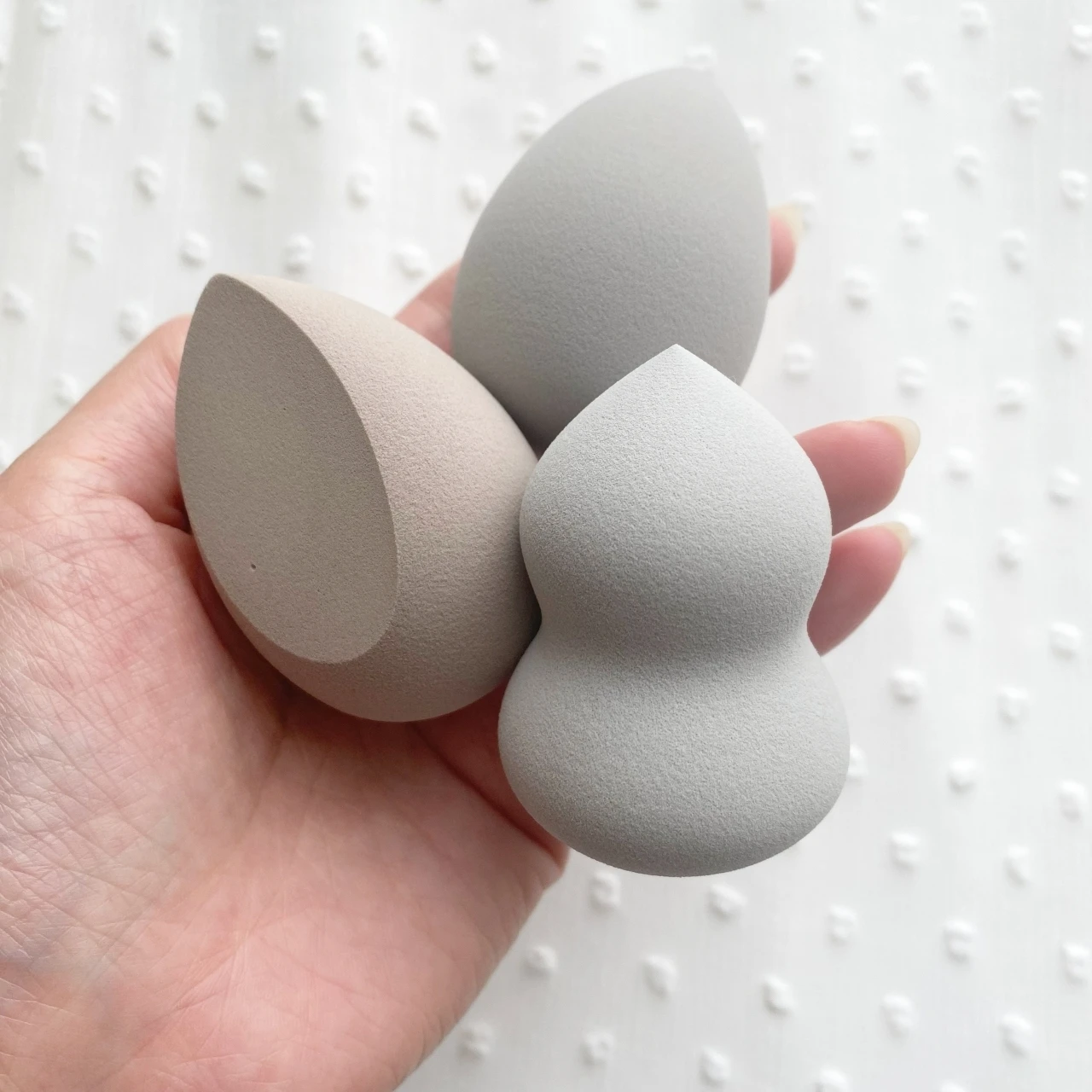 【3COINS】and us(アンドアス)のメイクスポンジ、3個セットでコスパ最強! 優秀すぎる使い心地をチェック