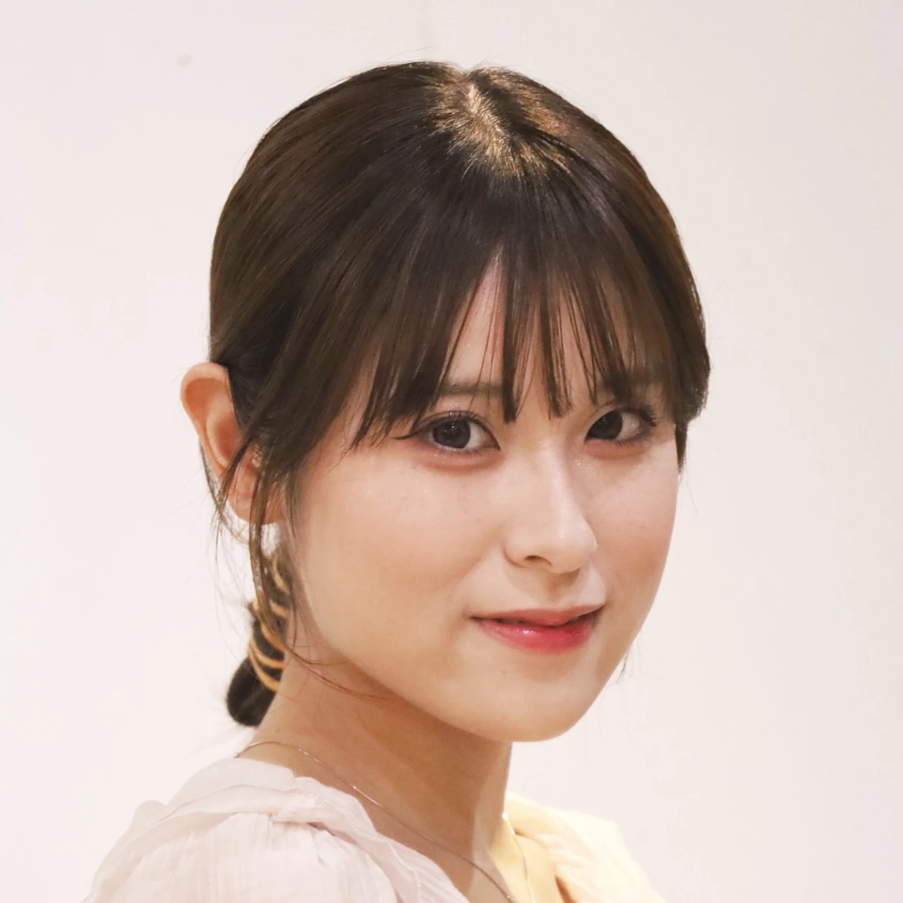 【2026年夏のうねり対策ヘアアレンジ】トレンドヘアアクセでキュートに仕上げる! ガーリーシニヨン